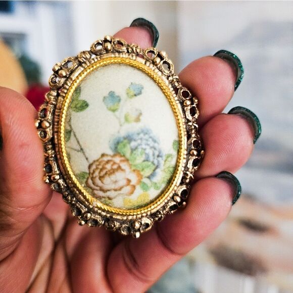 VTG 70's Victorian Cameo GoldTone Frame Sugarstone Oval Pendant Brooch. - Picture 7 of 15